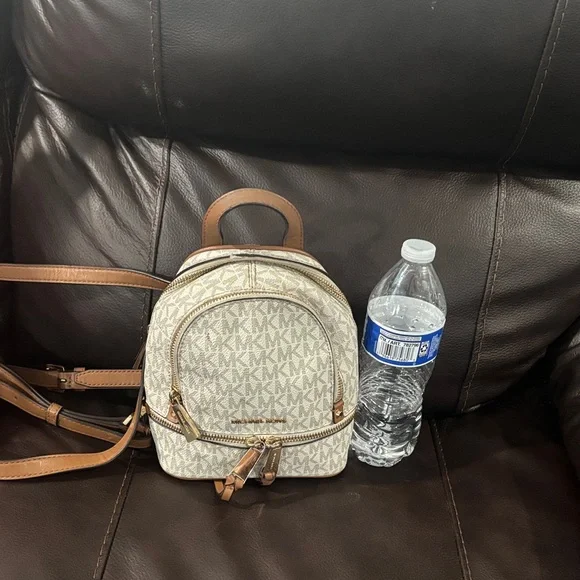 Michael Kors Womens Rhea

Mini Backpack White... - Picture 3 of 9